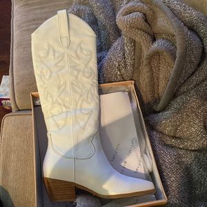 New white Billini Urson Boots, never worn. Made for girls with small calves!